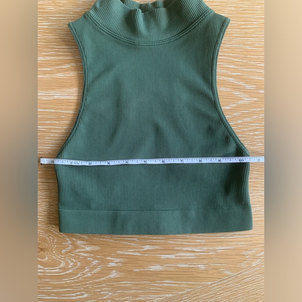 Capezio Seamless Rib Crop
TOP (11375W) • Safari Green • XS/S - Picture 13 of 15